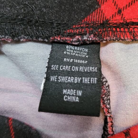 Torrid 2X Capri Pants Red Buffalo Plaid Pull-On Stretch Tartan Holiday Festive - Picture 6 of 8